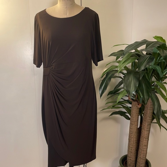 Dress Barn Dresses & Skirts - Dress barn short sleeve ruched dress in brown